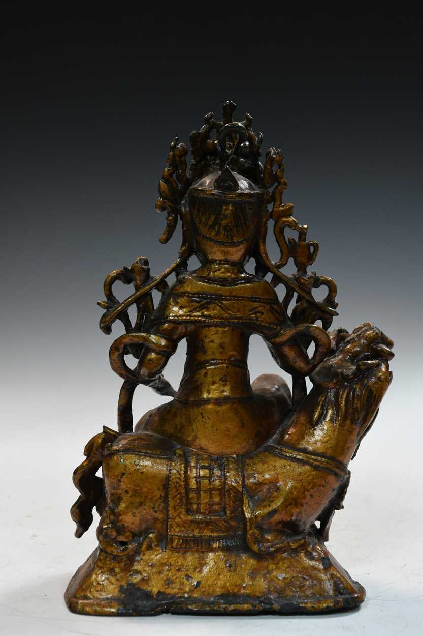 A Chinese gold lacquered bronze figure of a deity, late Ming Dynasty, - Bild 2 aus 23