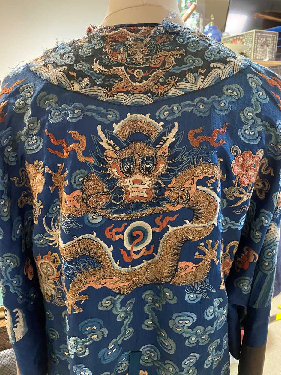 A Chinese Kesi dragon robe, late Qing Dynasty, - Bild 2 aus 32