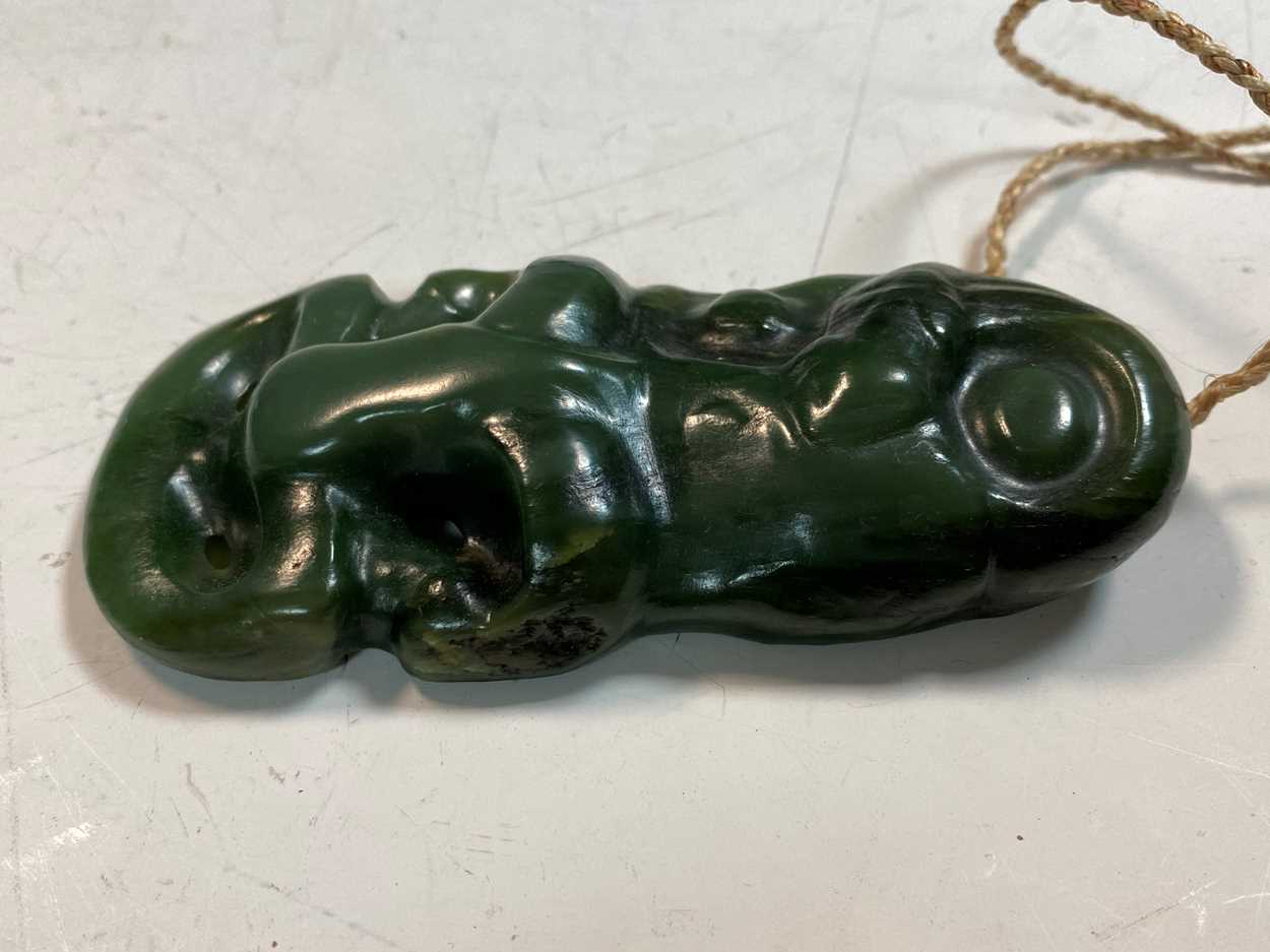 A Māori Greenstone (Pounamu) Pendant (Hei Tiki), probably 18th/19th century, - Bild 7 aus 15