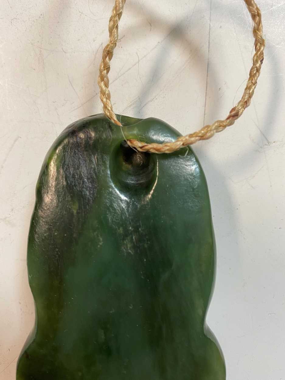 A Māori Greenstone (Pounamu) Pendant (Hei Tiki), probably 18th/19th century, - Bild 4 aus 15