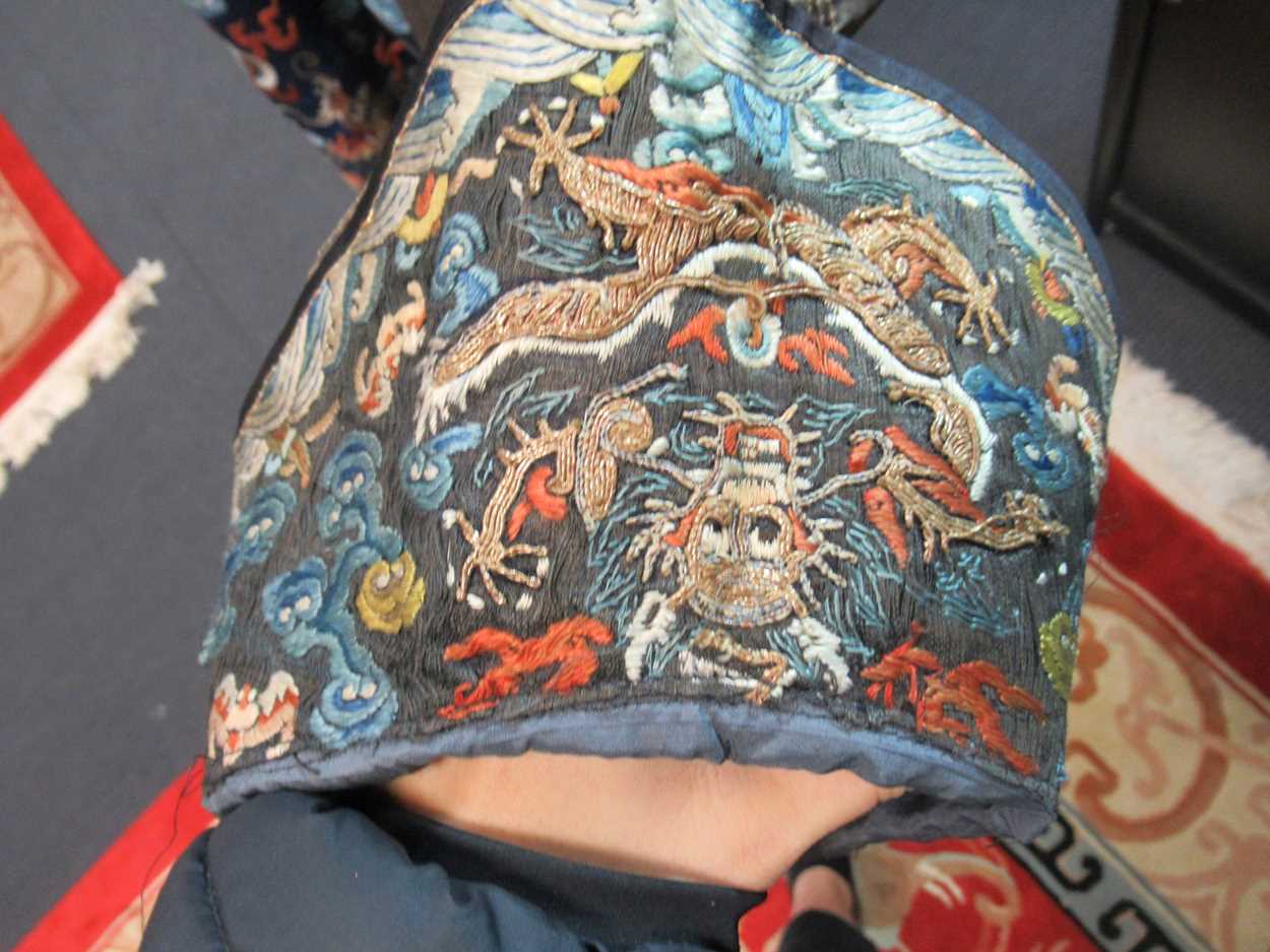 A Chinese Kesi dragon robe, late Qing Dynasty, - Bild 21 aus 32