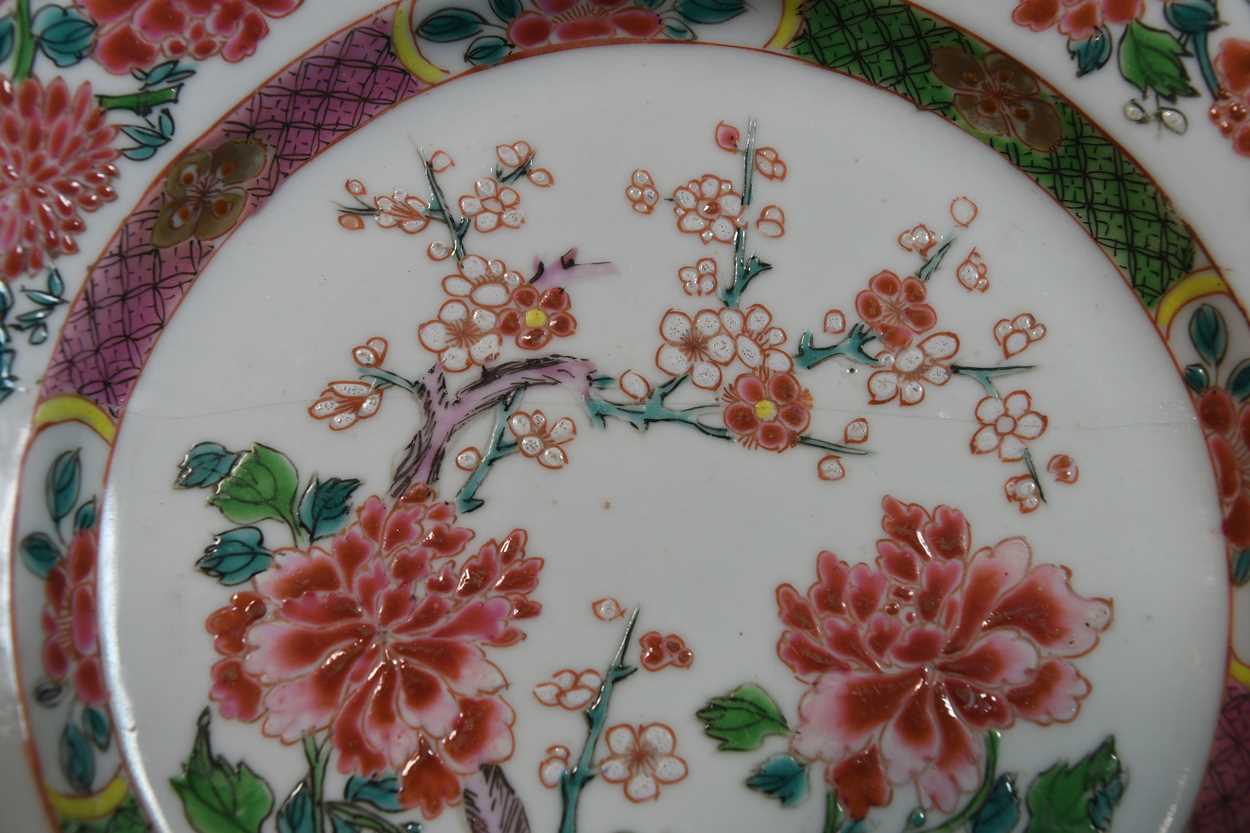 A set of six Chinese famille rose porcelain plates, Qianlong circa 1740, - Bild 5 aus 8