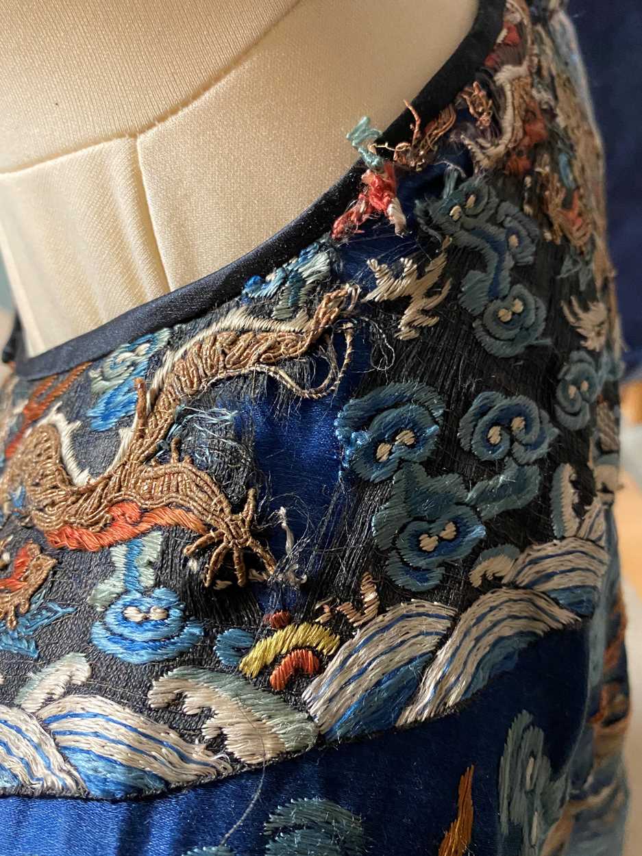 A Chinese Kesi dragon robe, late Qing Dynasty, - Bild 11 aus 32