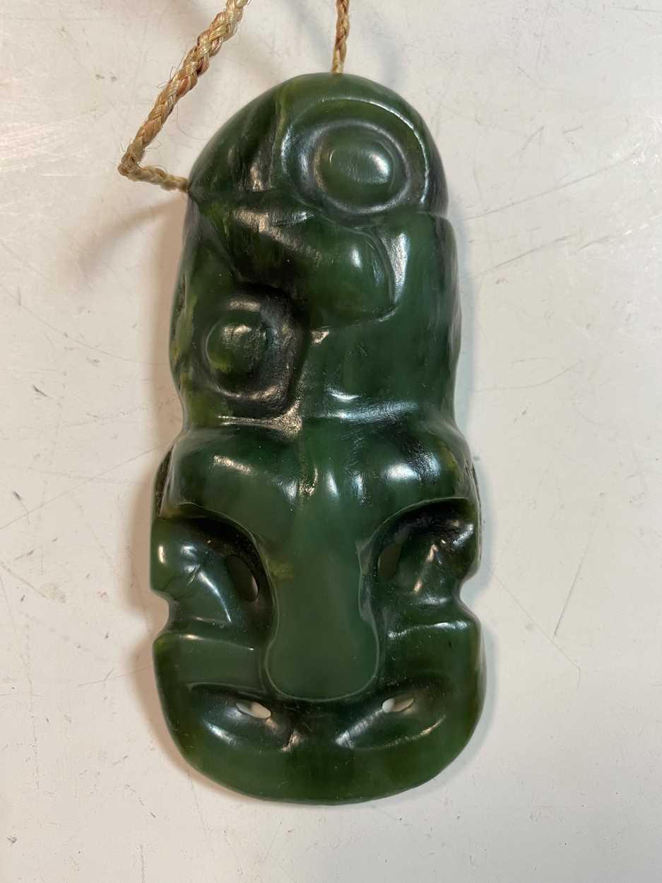 A Māori Greenstone (Pounamu) Pendant (Hei Tiki), probably 18th/19th century, - Bild 8 aus 15