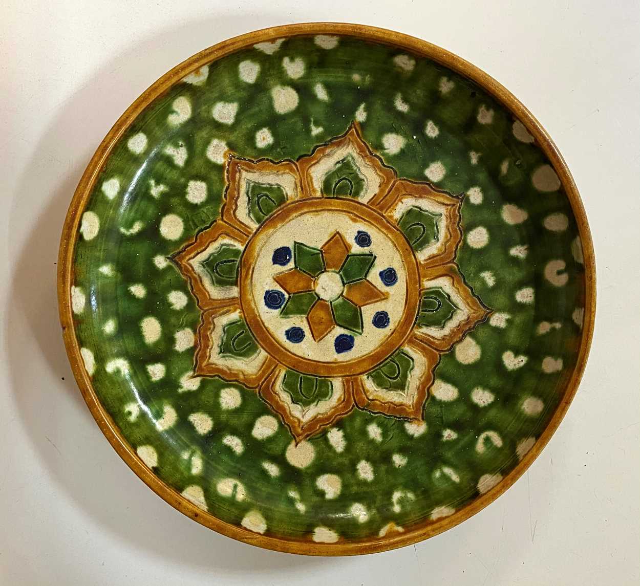 A Chinese Sancai three-colour glazed pottery shallow circular dish, in Tang style, - Bild 2 aus 5