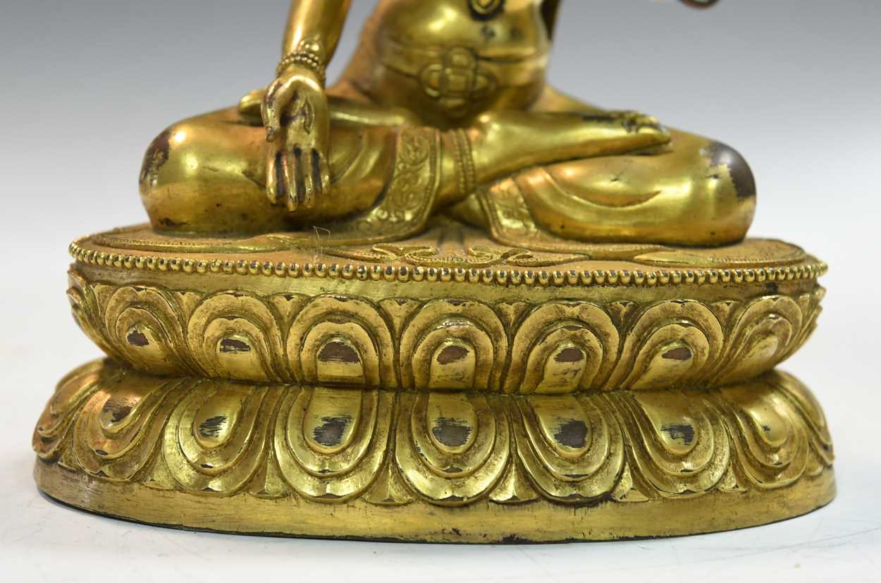 A Chinese gilt bronze figure of the seated Maitreya, - Bild 3 aus 8