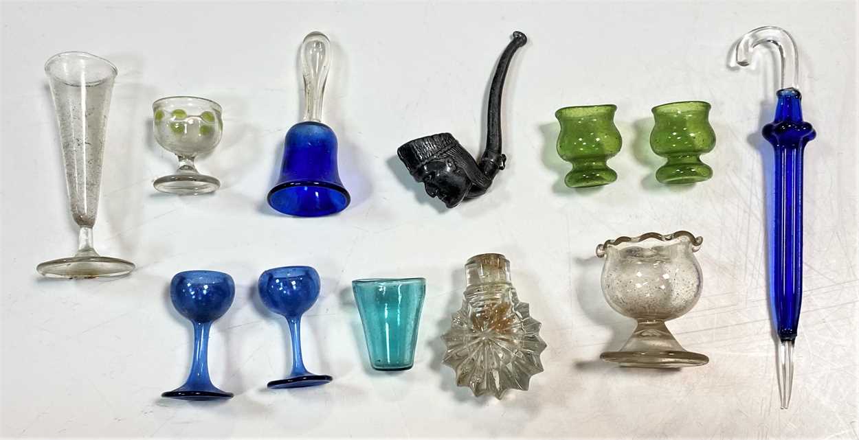 A collection of miniature blown glass wine glasses, - Bild 9 aus 11