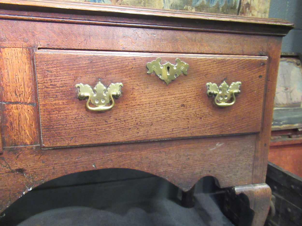 An oak and elm dresser base, 18th century, - Bild 19 aus 20