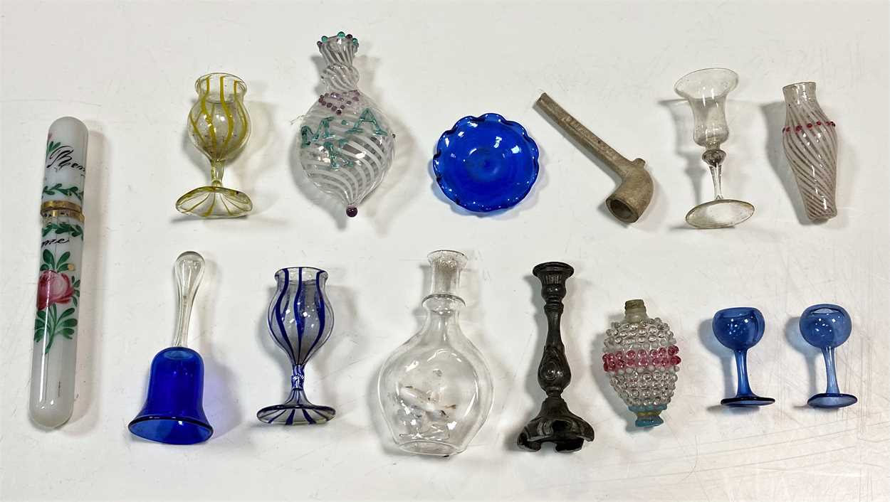 A collection of miniature blown glass wine glasses, - Bild 8 aus 11