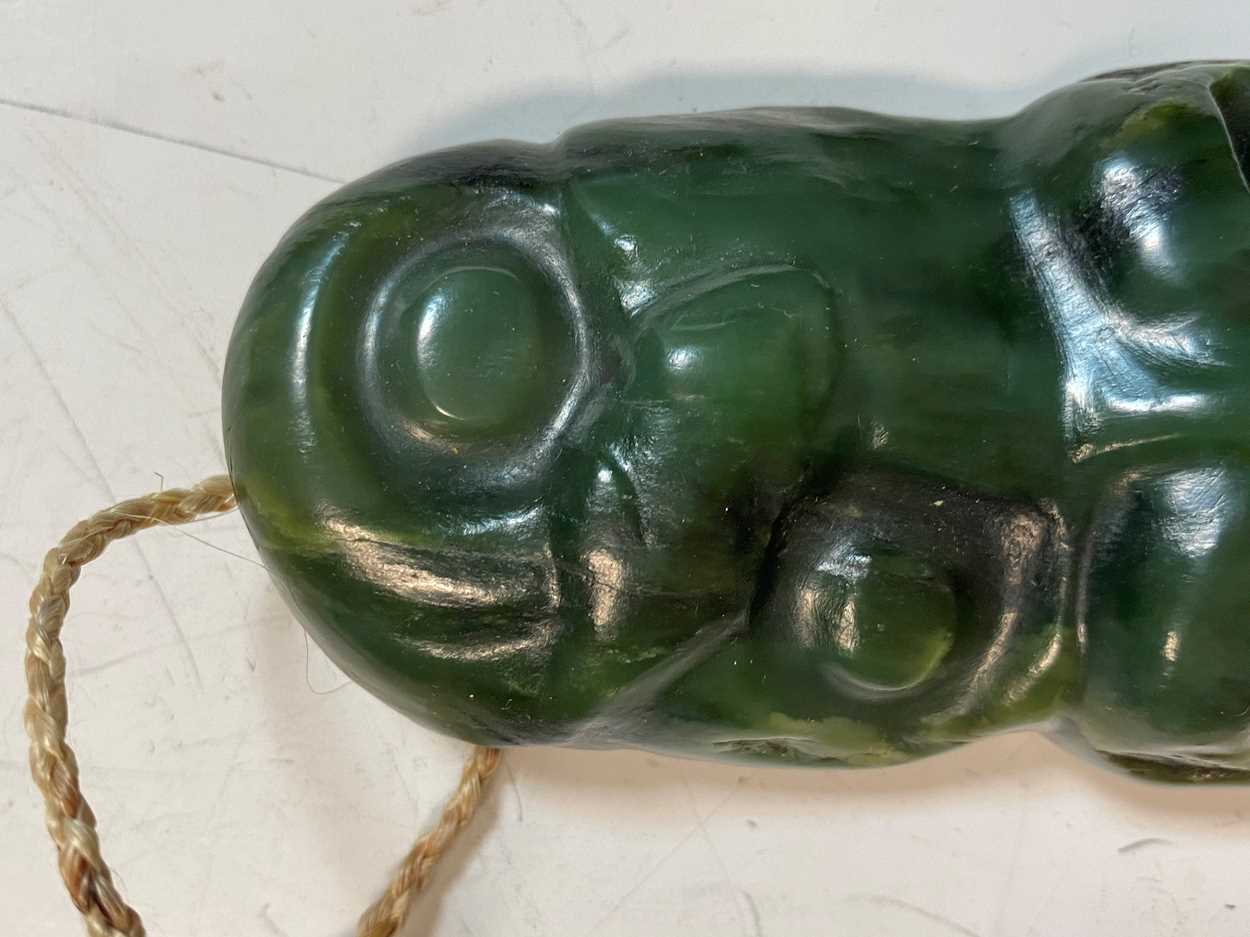 A Māori Greenstone (Pounamu) Pendant (Hei Tiki), probably 18th/19th century, - Bild 5 aus 15