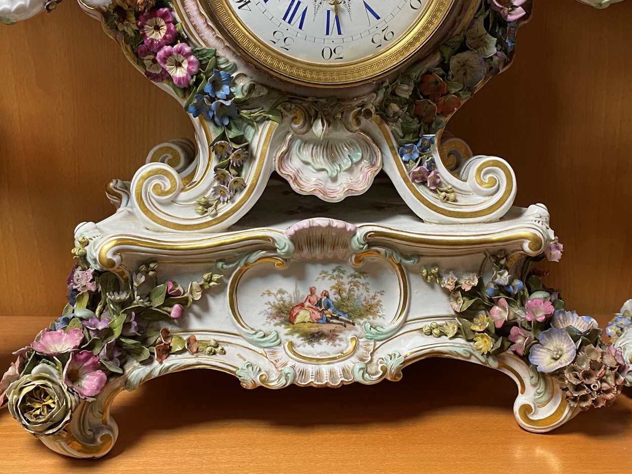 A Meissen porcelain clock garniture, late 19th century, - Bild 11 aus 26