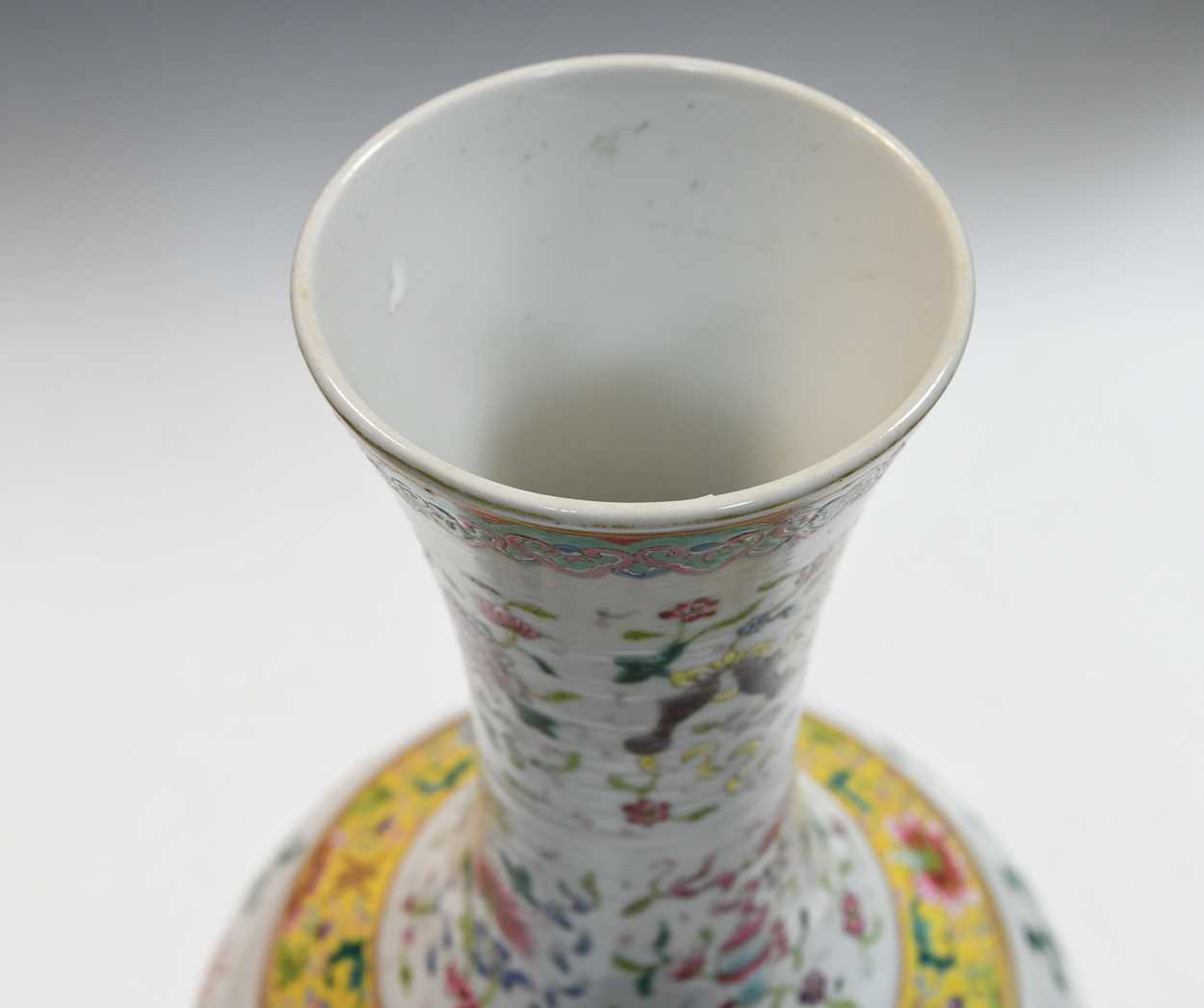 A Chinese porcelain dragon bottle vase, Republic Period, - Bild 10 aus 12