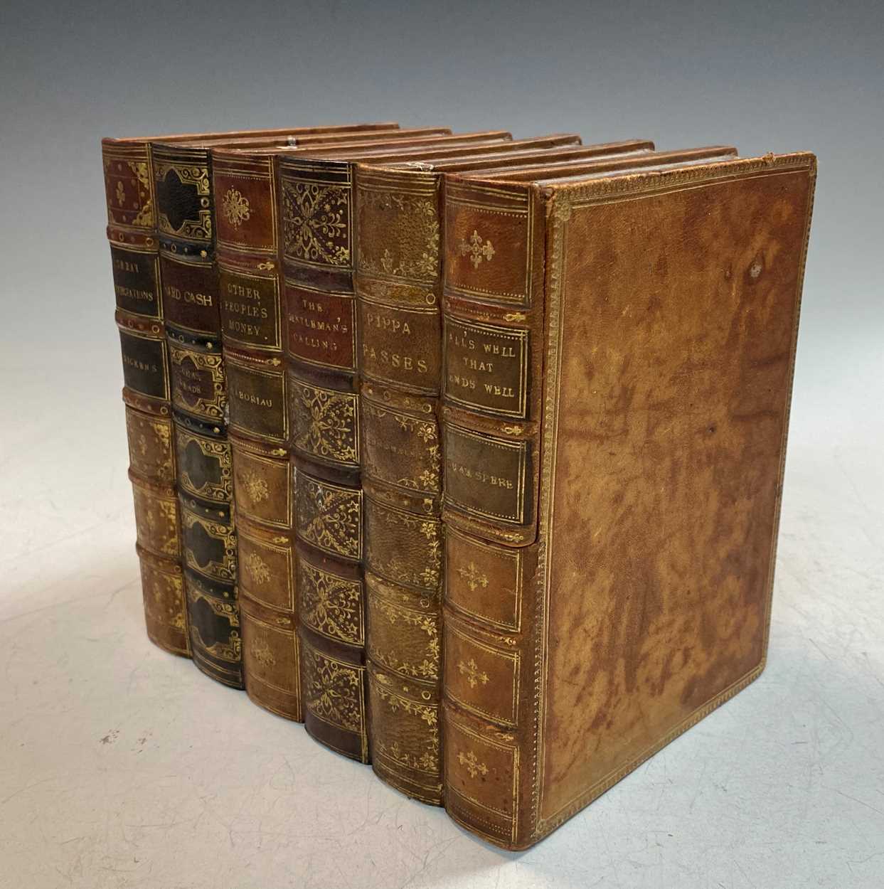 A leather stationery box in the form of a group of six gilt tooled leather-bound books, - Bild 4 aus 8