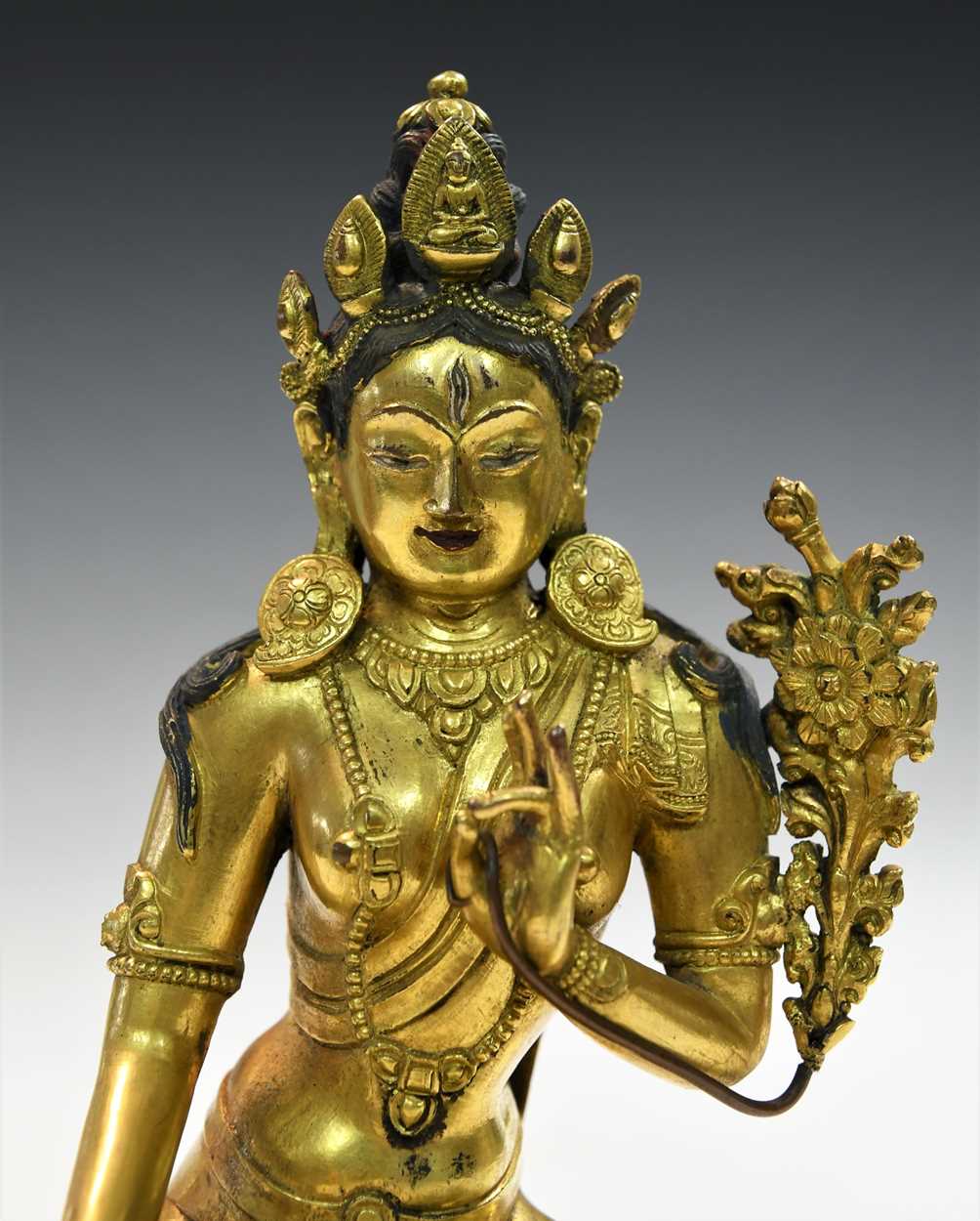 A Chinese gilt bronze figure of the seated Maitreya, - Bild 2 aus 8