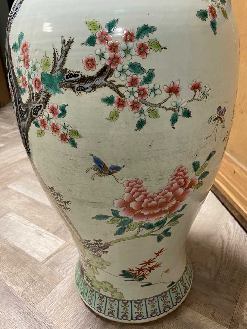 A large Chinese porcelain vase, Republic period or later, - Bild 9 aus 10