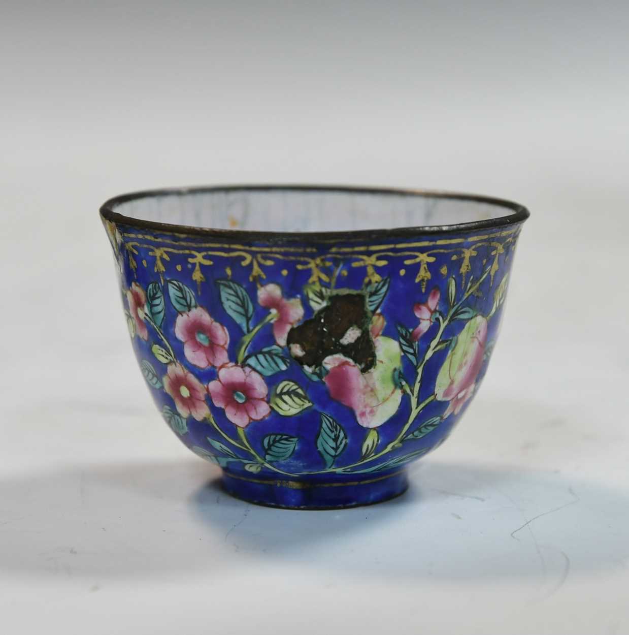 A Chinese Canton enamel wine pot and cover, Qing Dynasty, late Qianlong, circa 1800, - Image 12 of 17