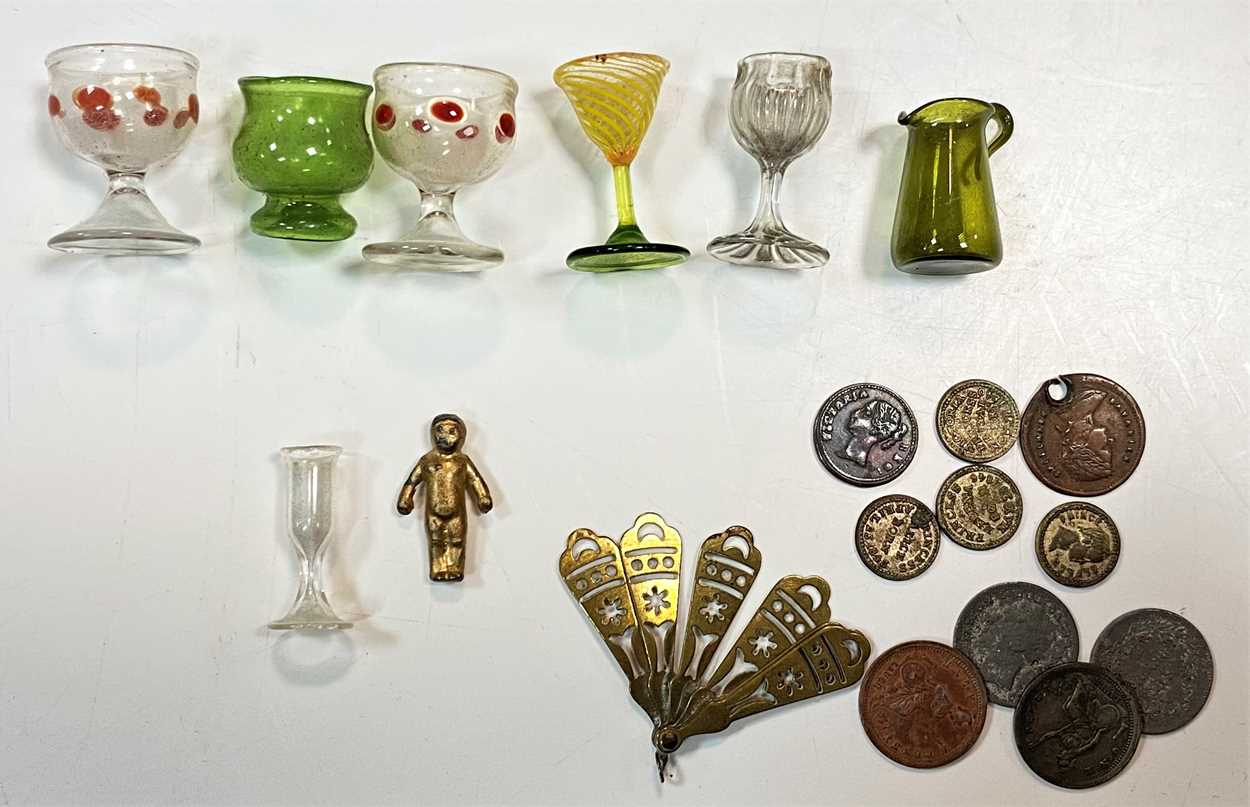 A collection of miniature blown glass wine glasses, - Bild 11 aus 11