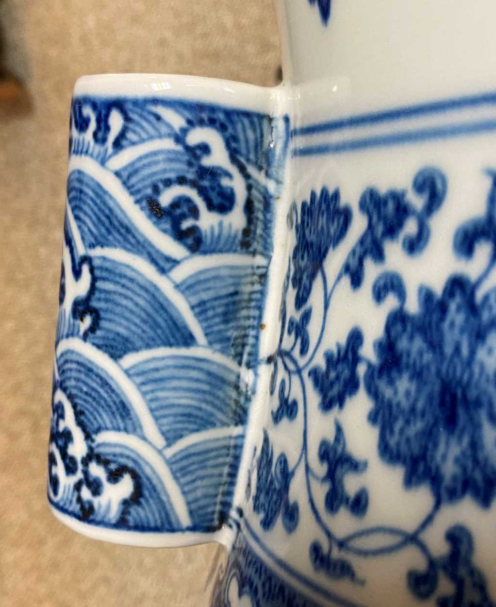 A Chinese large blue and white porcelain 'arrow' vase, - Bild 8 aus 9