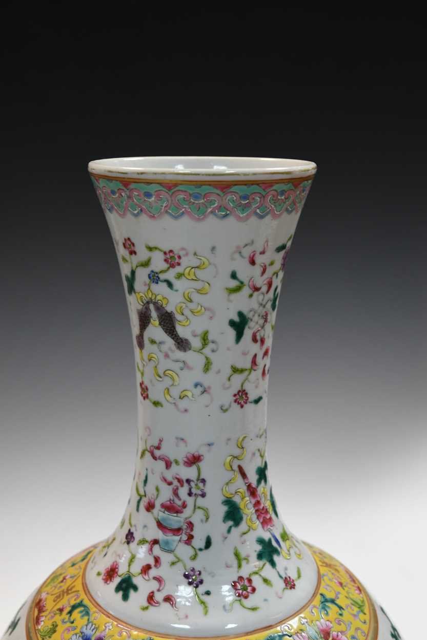 A Chinese porcelain dragon bottle vase, Republic Period, - Bild 2 aus 12