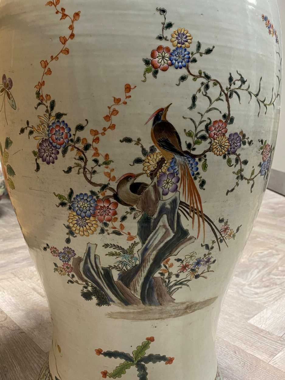 A large Chinese porcelain vase, Republic period or later, - Bild 8 aus 10