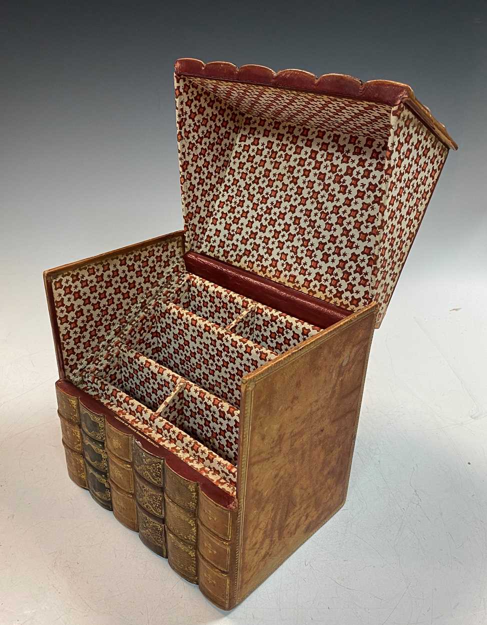 A leather stationery box in the form of a group of six gilt tooled leather-bound books, - Bild 7 aus 8