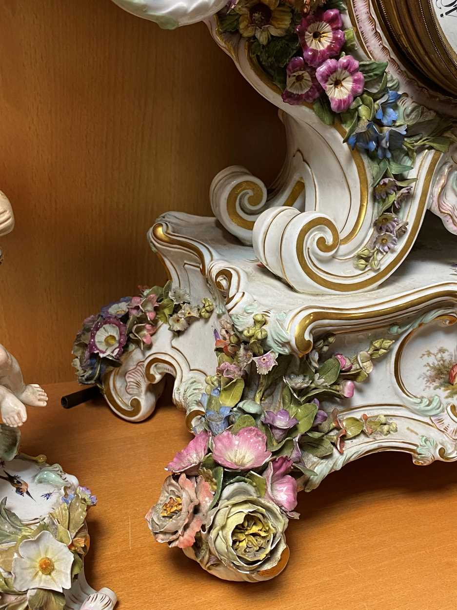 A Meissen porcelain clock garniture, late 19th century, - Bild 13 aus 26