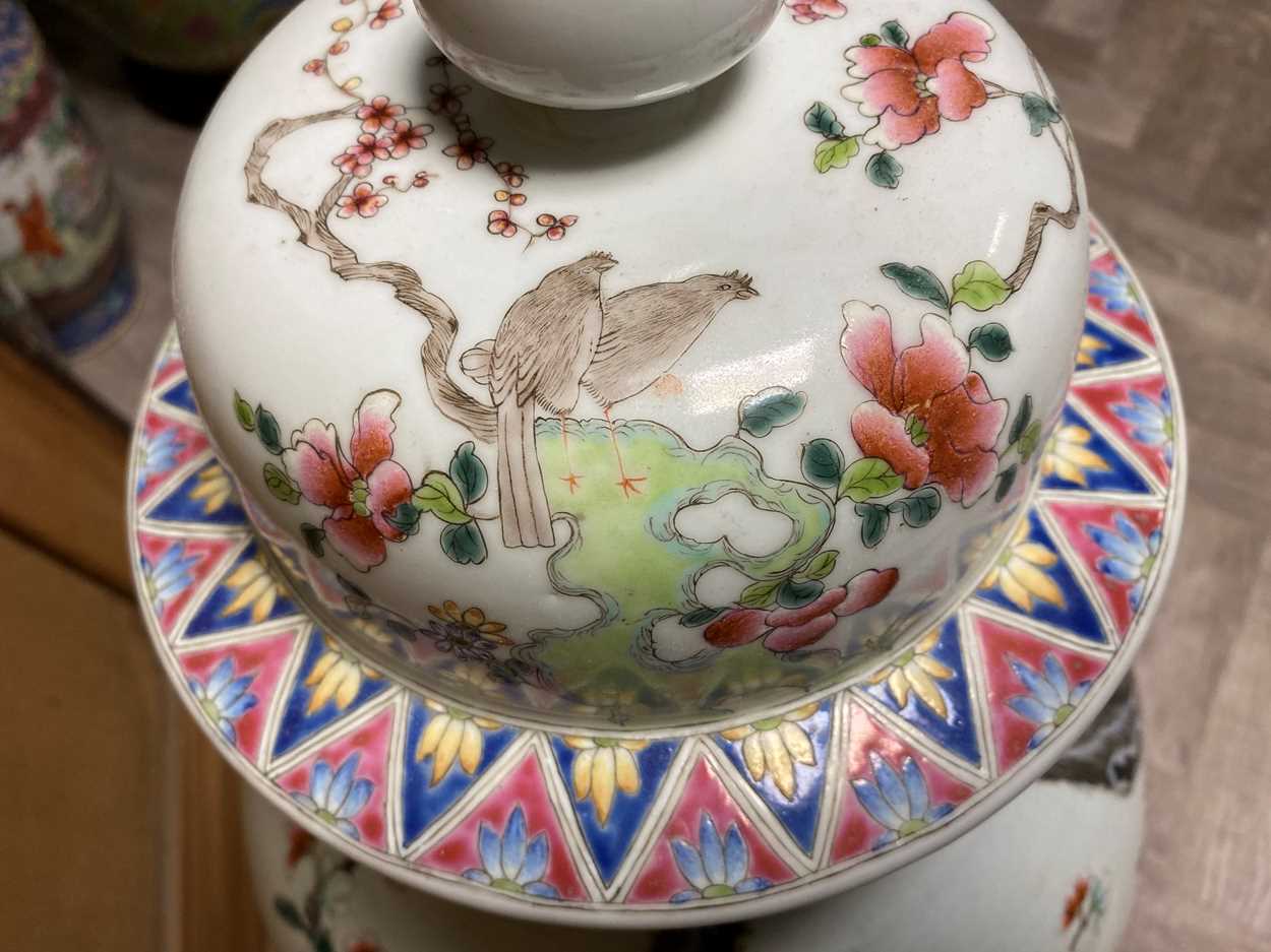A large Chinese porcelain vase, Republic period or later, - Bild 4 aus 10
