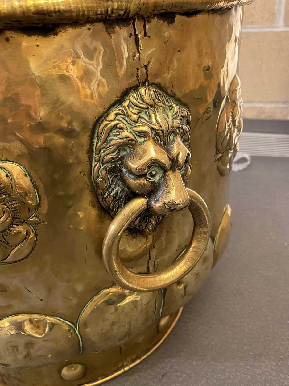 A Dutch embossed brass decorative log bin, 19th century, - Bild 4 aus 7