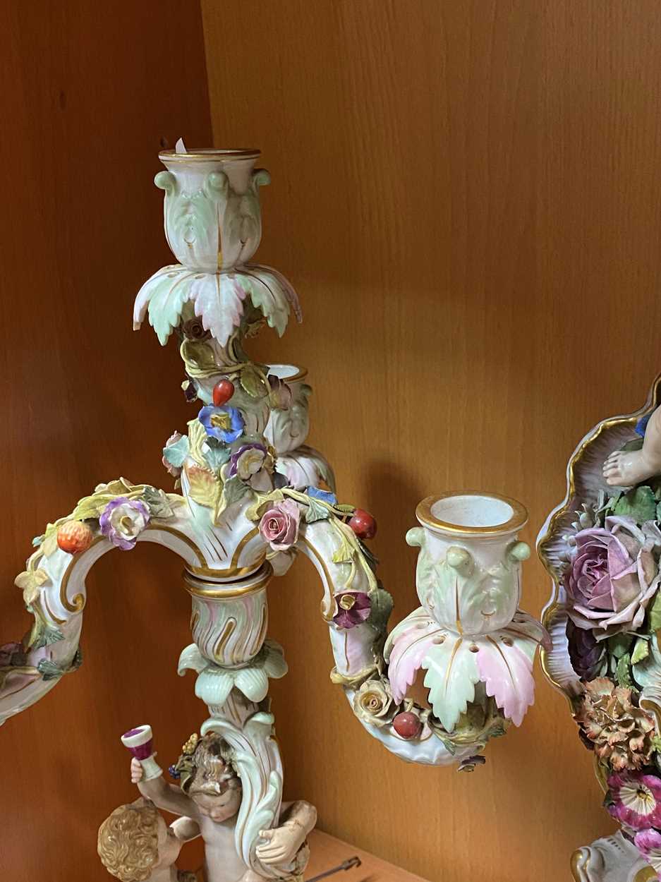 A Meissen porcelain clock garniture, late 19th century, - Bild 9 aus 26