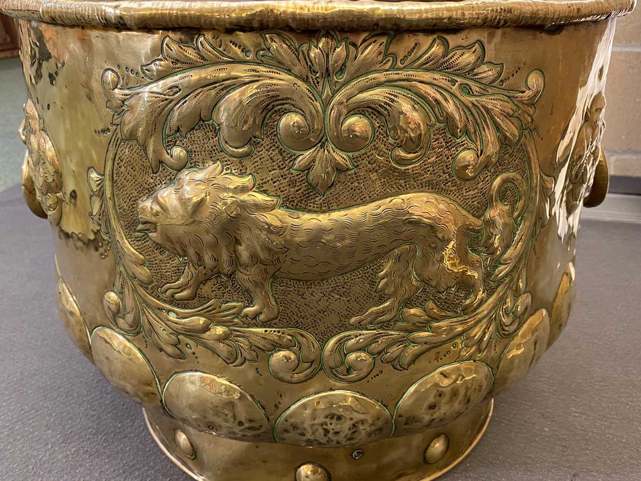 A Dutch embossed brass decorative log bin, 19th century, - Bild 5 aus 7