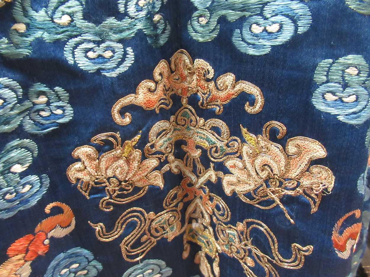 A Chinese Kesi dragon robe, late Qing Dynasty, - Bild 23 aus 32