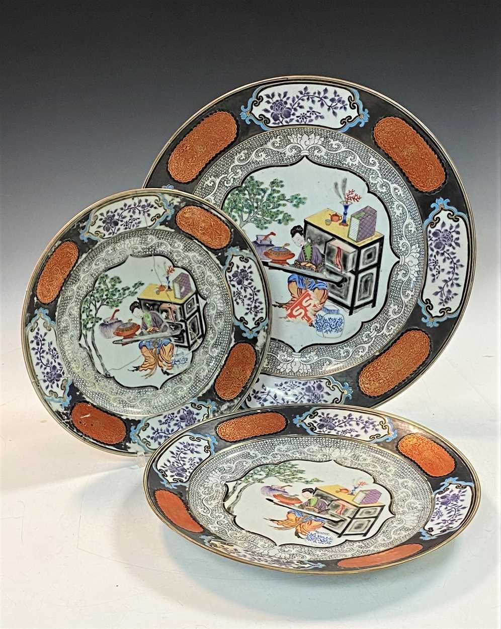 A set of three graduated Chinese export dishes, Qing Dynasty, Qianlong (1736-1795), - Bild 2 aus 15