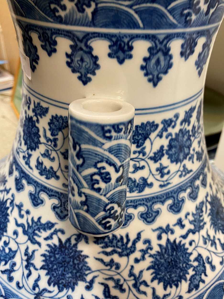 A Chinese large blue and white porcelain 'arrow' vase, - Bild 2 aus 9