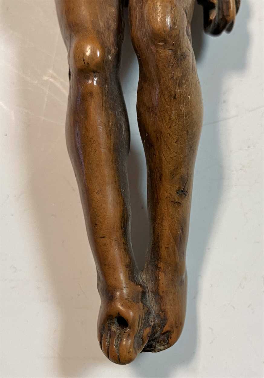 A Continental boxwood carving of Christ crucified, probably 17th or 18th century, - Bild 5 aus 8