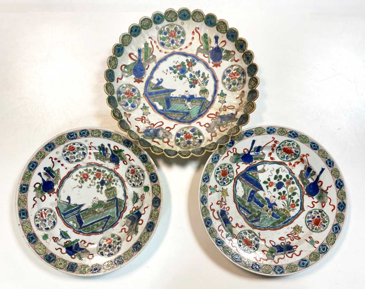 A pair of Chinese famille verte dinner plates, Qing Dynasty, Kangxi (1662-1722),