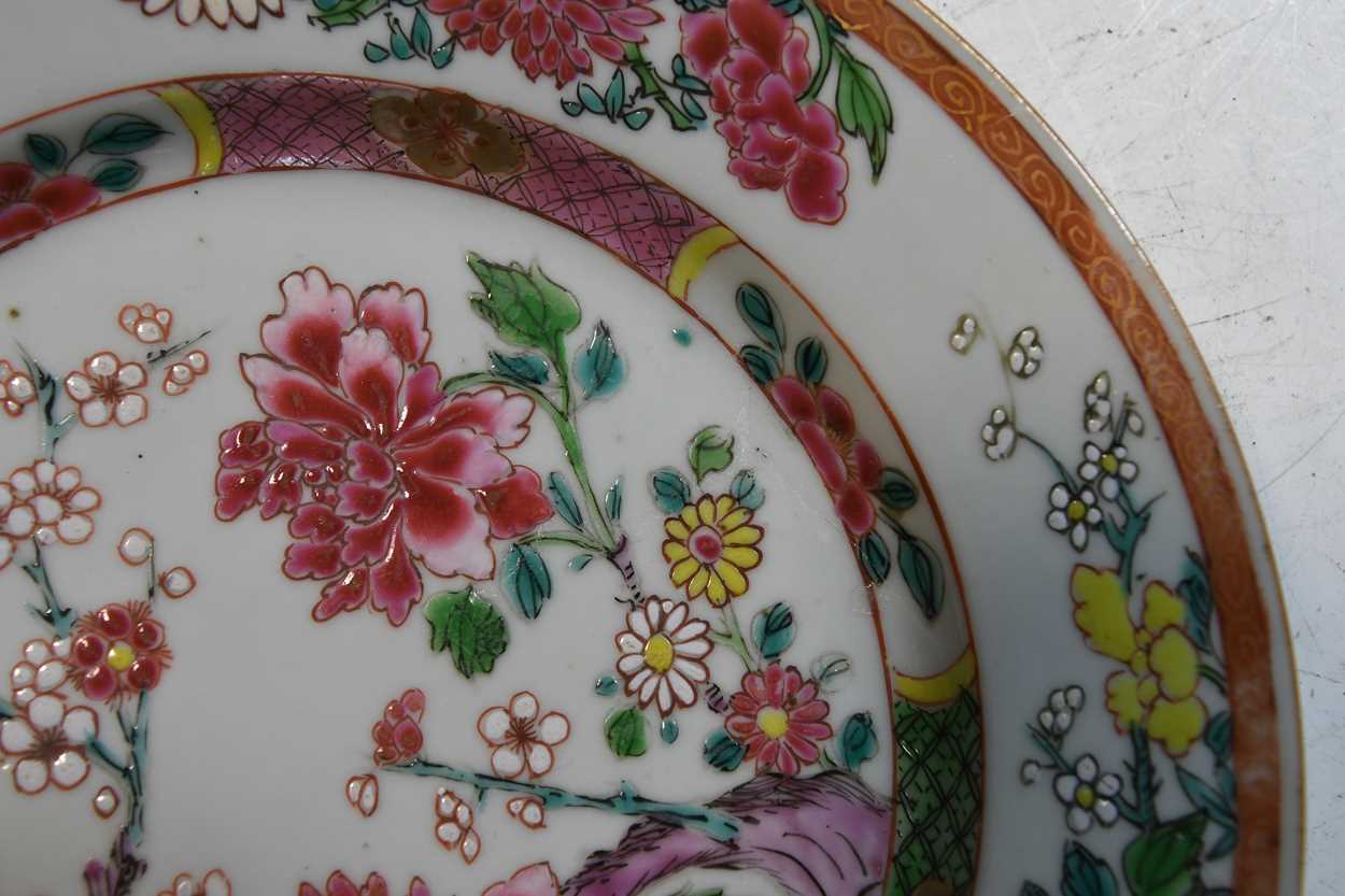 A set of six Chinese famille rose porcelain plates, Qianlong circa 1740, - Bild 7 aus 8