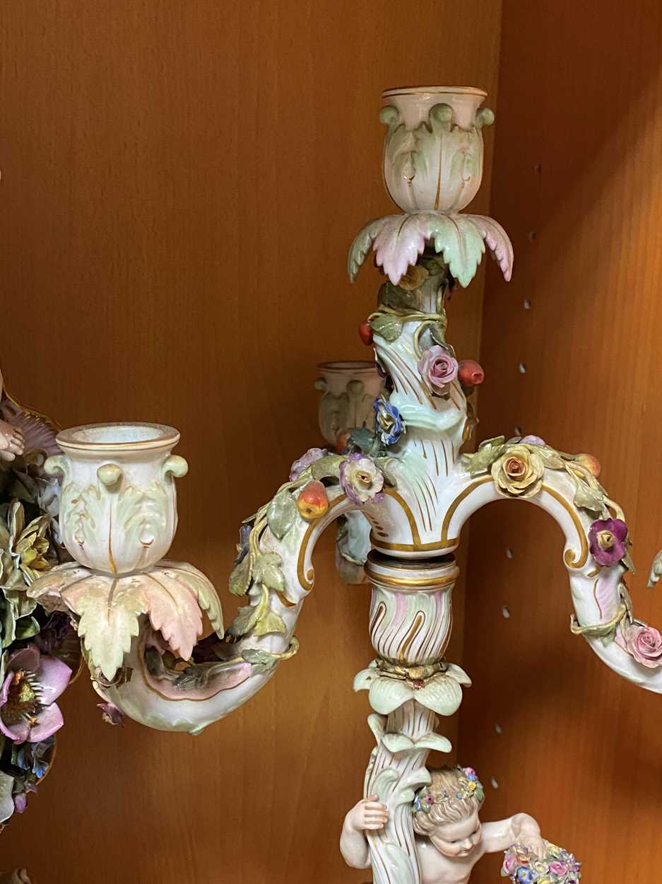 A Meissen porcelain clock garniture, late 19th century, - Bild 7 aus 26