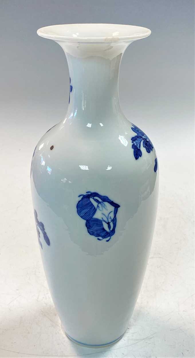 A Chinese blue and white porcelain vase, Qing Dynasty, 19th century - Bild 4 aus 9