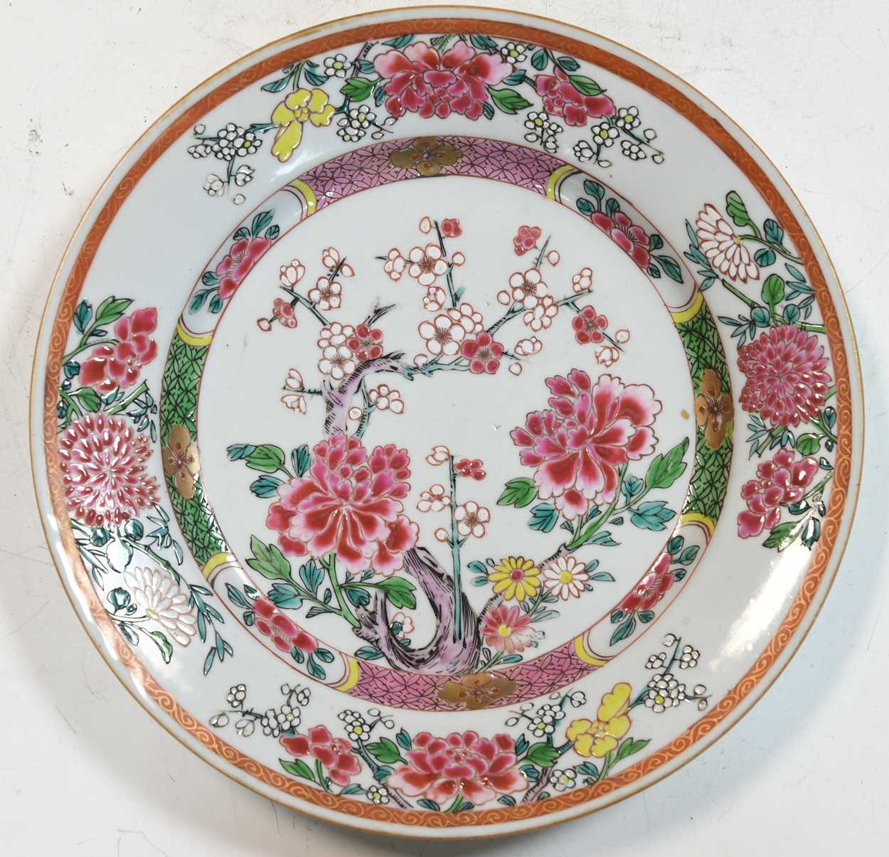 A set of six Chinese famille rose porcelain plates, Qianlong circa 1740, - Bild 2 aus 8