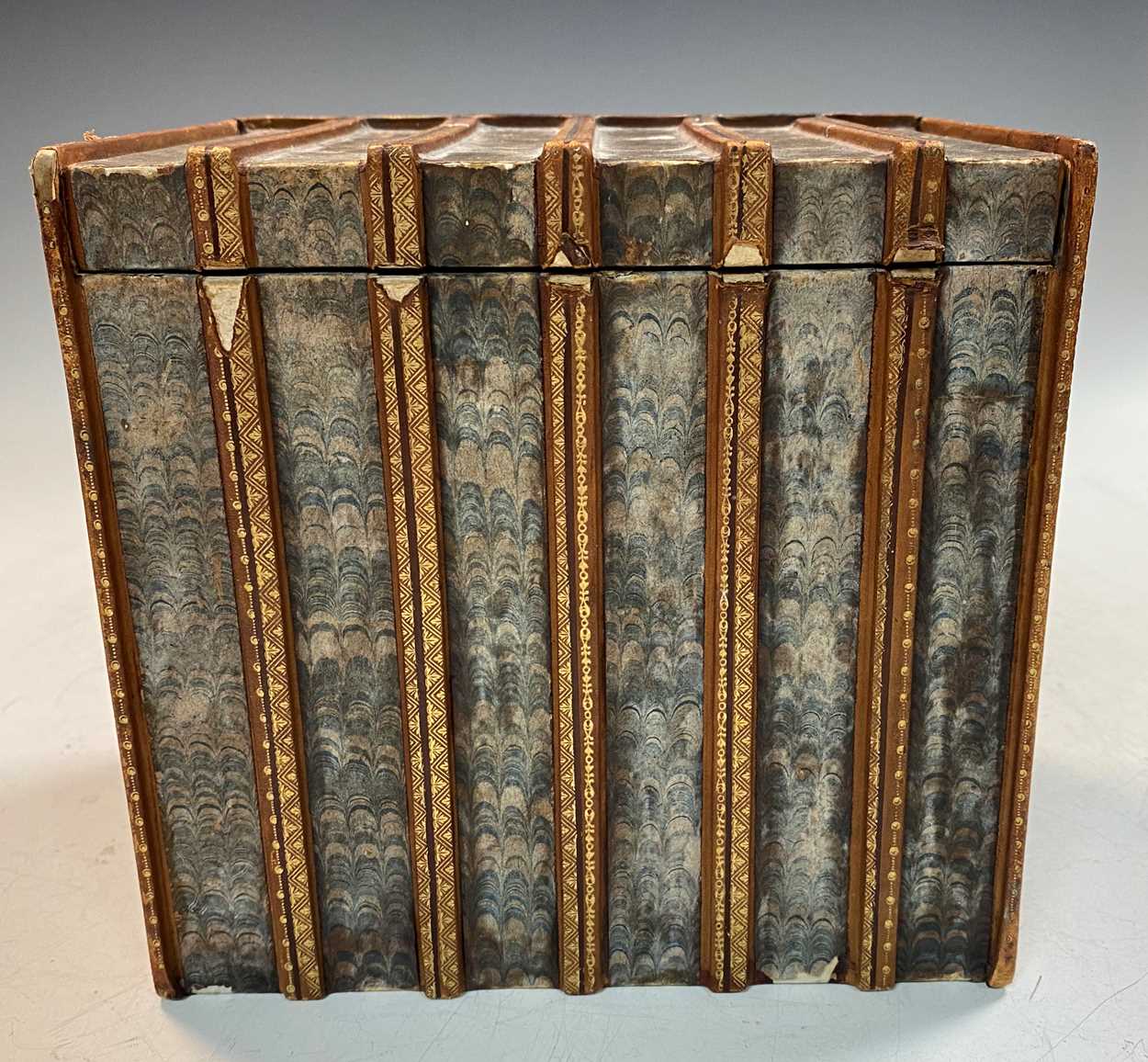 A leather stationery box in the form of a group of six gilt tooled leather-bound books, - Bild 5 aus 8