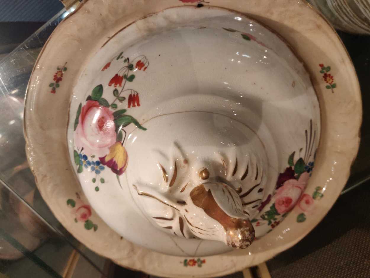 An extensive Derby porcelain dinner service, circa 1815, - Image 12 of 15