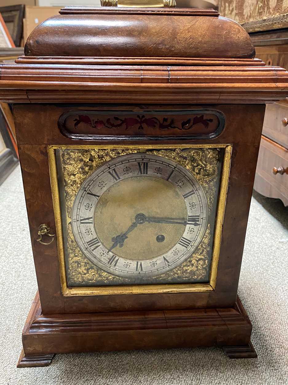A Queen Anne style walnut mantel clock, early 20th century, - Bild 2 aus 16