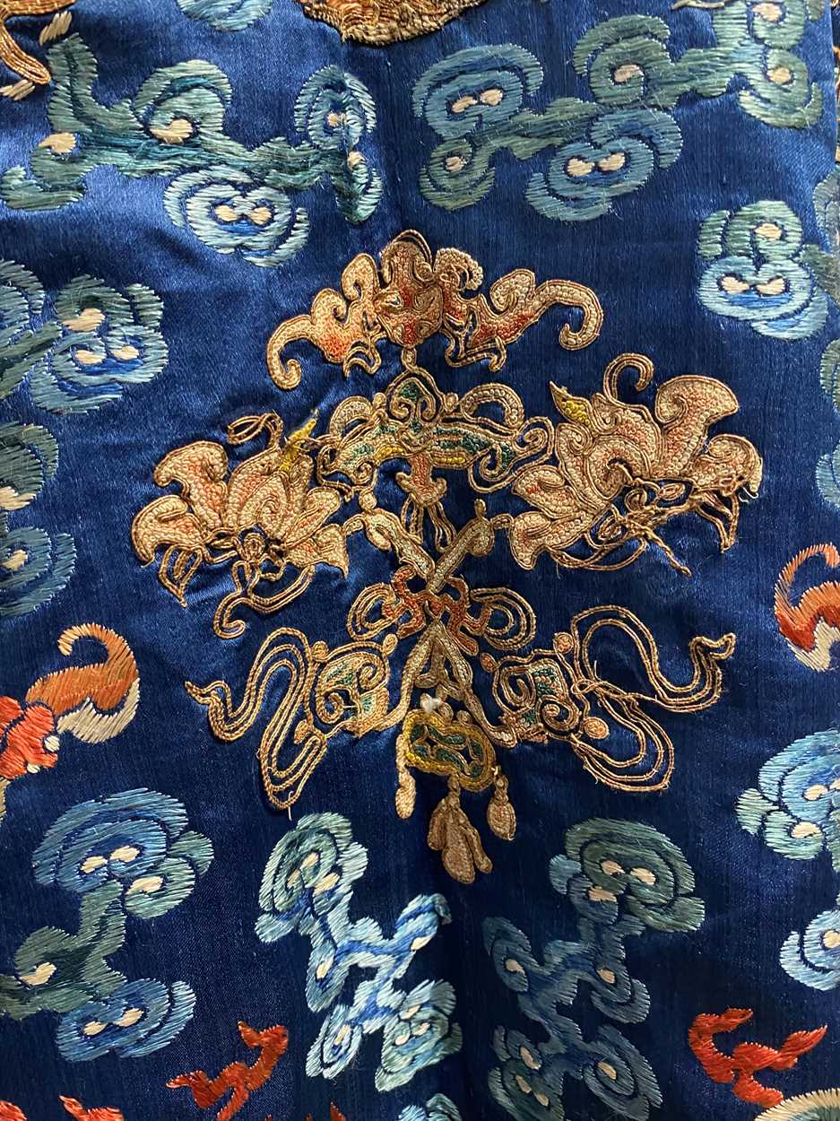 A Chinese Kesi dragon robe, late Qing Dynasty, - Bild 6 aus 32