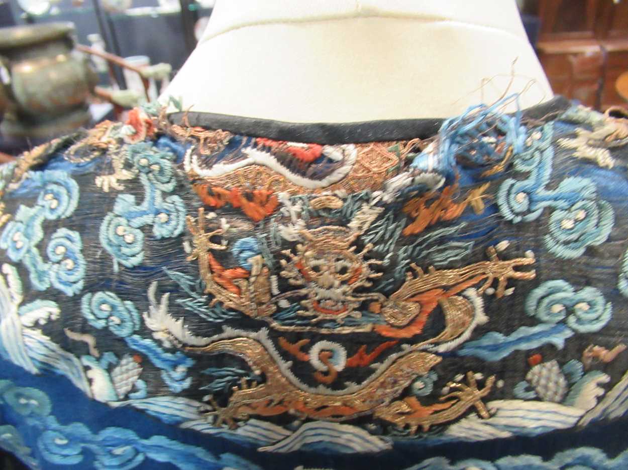 A Chinese Kesi dragon robe, late Qing Dynasty, - Bild 27 aus 32