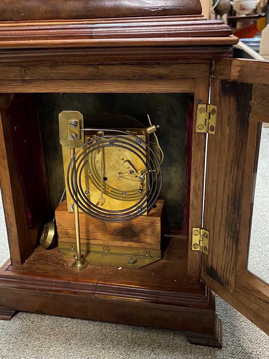 A Queen Anne style walnut mantel clock, early 20th century, - Bild 11 aus 16