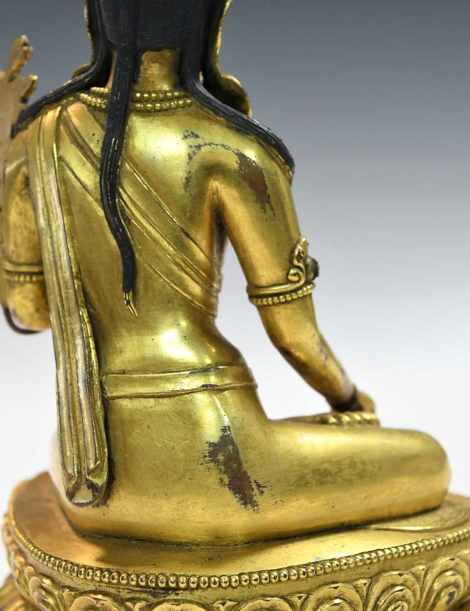 A Chinese gilt bronze figure of the seated Maitreya, - Bild 7 aus 8