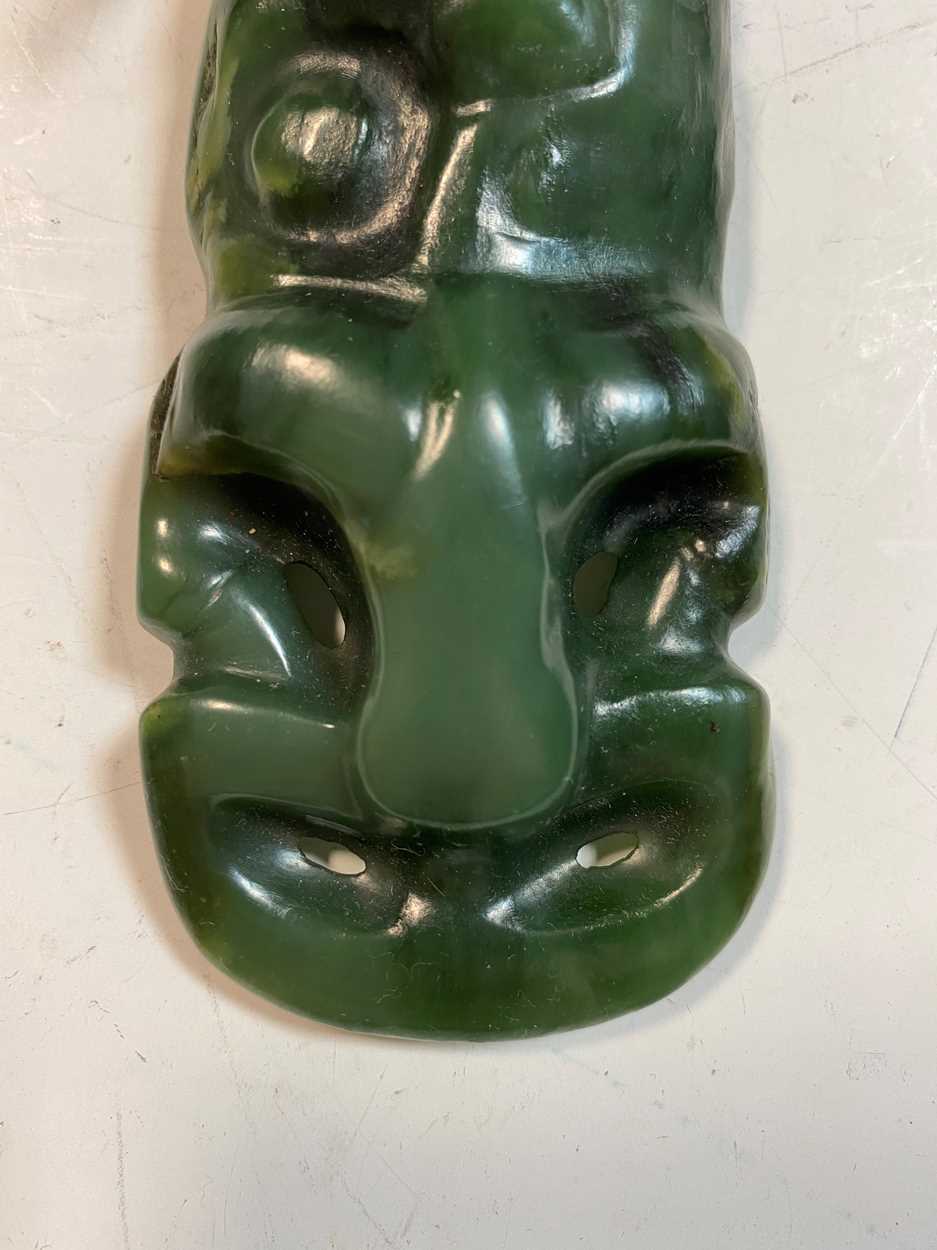 A Māori Greenstone (Pounamu) Pendant (Hei Tiki), probably 18th/19th century, - Bild 9 aus 15