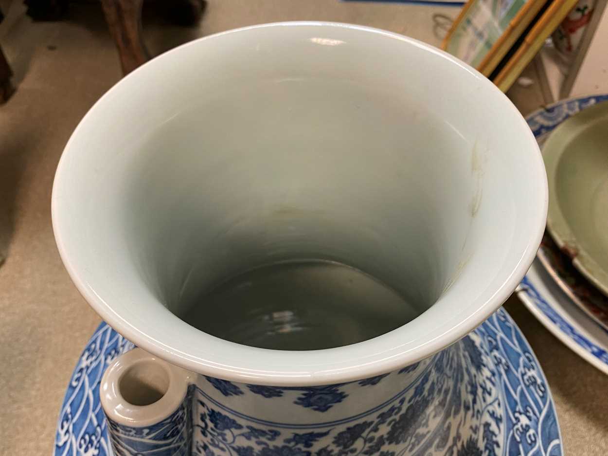 A Chinese large blue and white porcelain 'arrow' vase, - Bild 5 aus 9