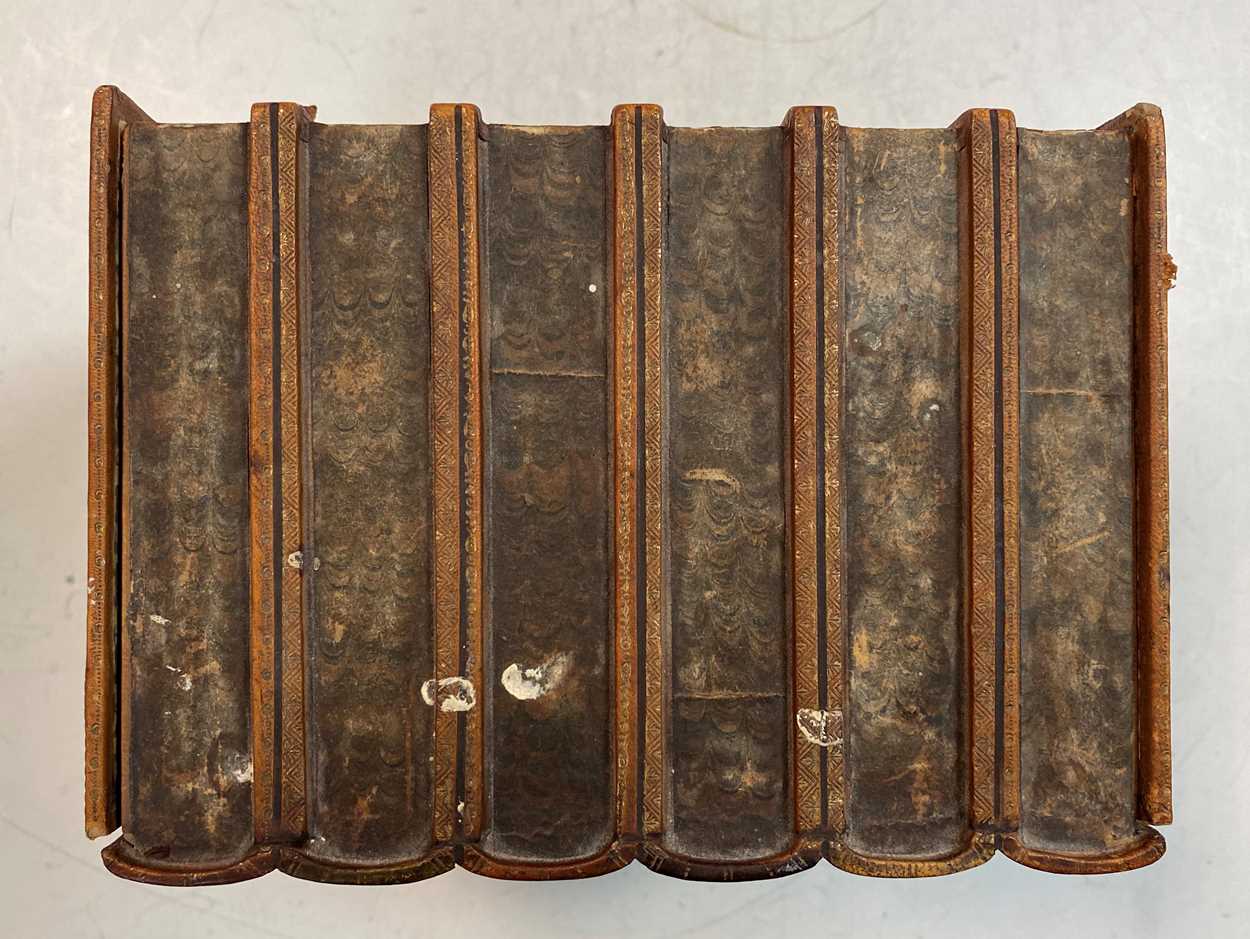 A leather stationery box in the form of a group of six gilt tooled leather-bound books, - Bild 3 aus 8