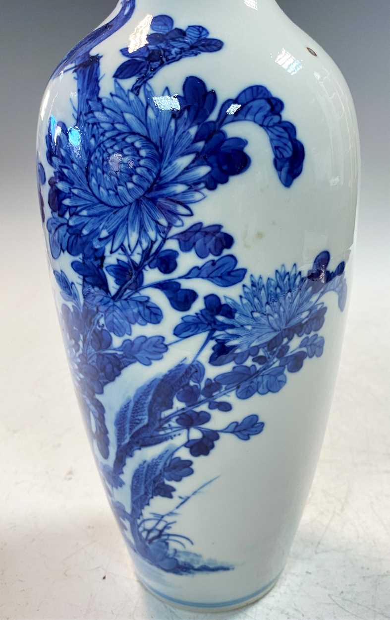 A Chinese blue and white porcelain vase, Qing Dynasty, 19th century - Bild 8 aus 9
